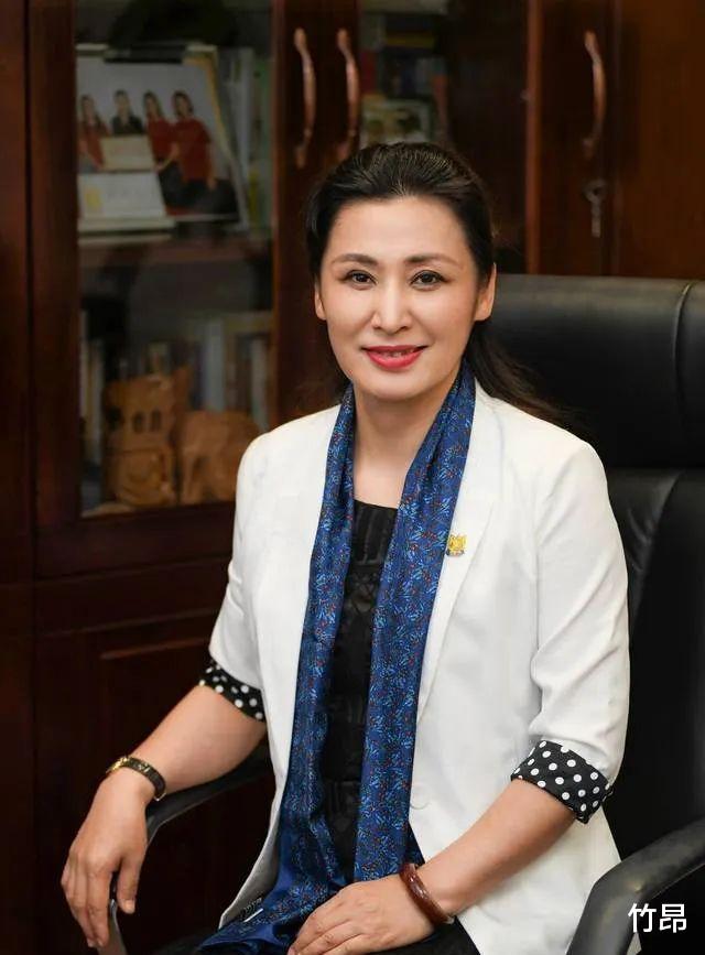 【汕头大学】汕头大学现任女校长，被网友冠以“最美”称号，她因何受人喜爱？