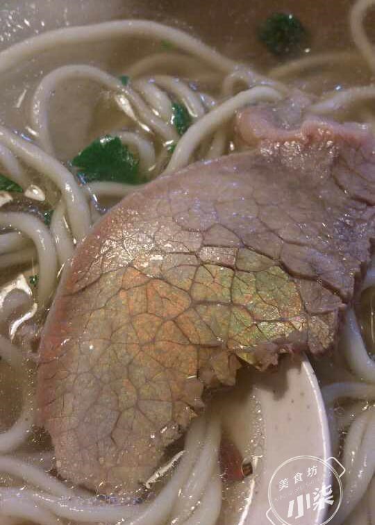 牛肉■超市买回来的牛肉，切开后冒绿光，能吃吗？厨师：可别犯傻扔了