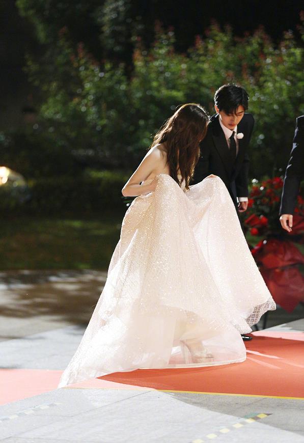 「关晓彤」关晓彤baby同穿婚纱录《跑男》却被喊话显壮硕，网友：脖子短肩宽显壮