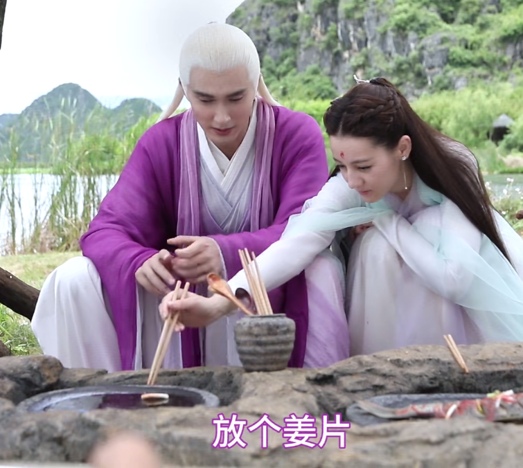 【沈梦辰】迪丽热巴和高伟光野外做烤鱼，看清最后做出的成品，真以为我眼花了