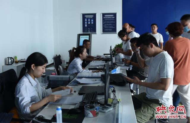 映象网|郑州进入“豫V”时代 车主为“胜利”牌特意买新车