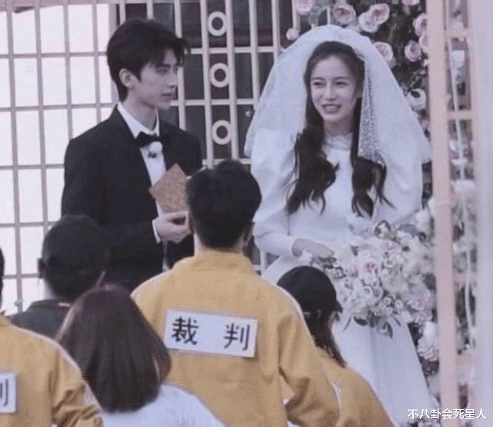 关晓彤■《奔跑吧》女嘉宾穿婚纱,关晓彤却脸圆脖子粗显富态,baby赢了