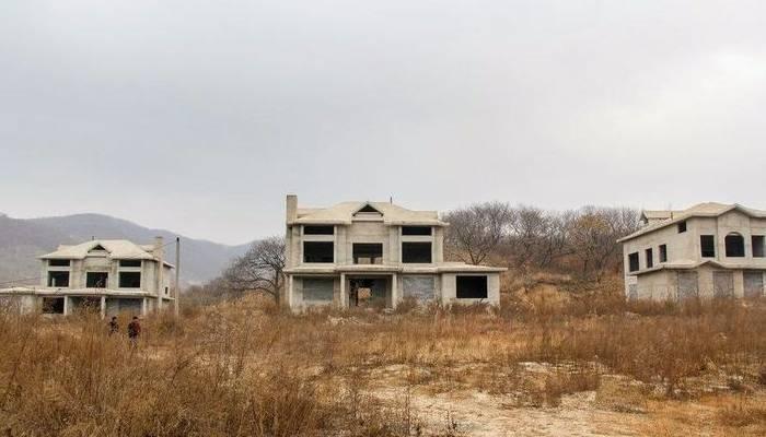 农村百万别墅放在那里长草, 村民苦寻房主无果!