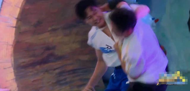 郑恺|《奔跑吧》史上最憋屈撕名牌?郑恺迎来高光时刻,剧本痕迹太明显