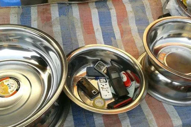 []农村旧手机换菜盆菜刀，害了多少无知的人，背后隐藏着什么秘密？