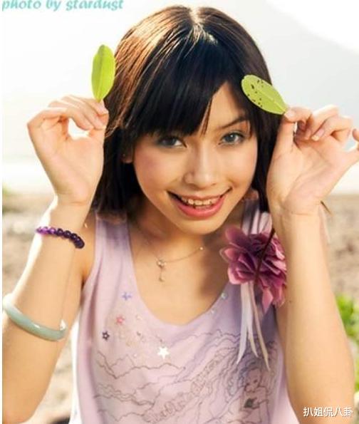 angelababy变脸前旧照流出,笑起来嘴歪脸严重畸形,有点像凤姐