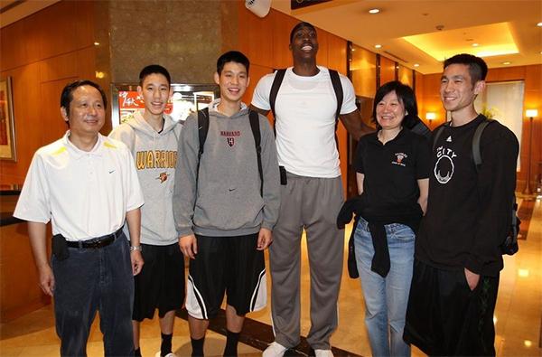 林书豪|尴尬！父母都解释不了！这7名NBA球员和亲兄弟之间身高差太多了！