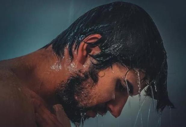 雄激素|一个人刮胡子的频率决定他寿命的长短？健康专家：最好不要刮两次