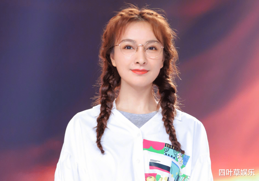 『美甲』吴昕尝试波浪卷发型,颜值越来越年轻,换发型气质都不一样