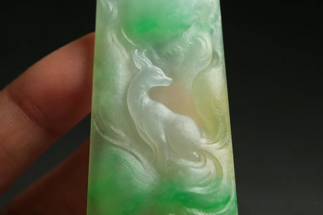 翡翠▲冰飘阳绿的精品翡翠片料，俏色巧雕九尾狐，意境十足！