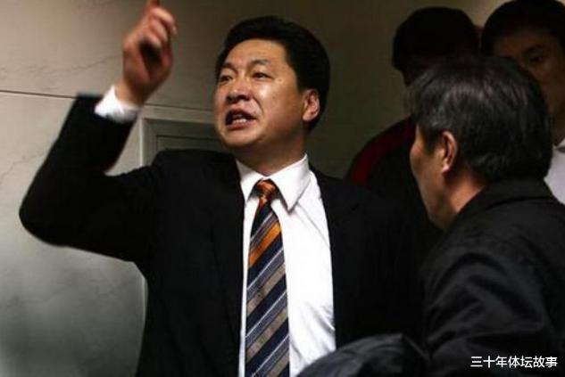 『郭士强』郭士强扔战术板被批，球迷：李春江杜峰敢摔到大侄子脸上