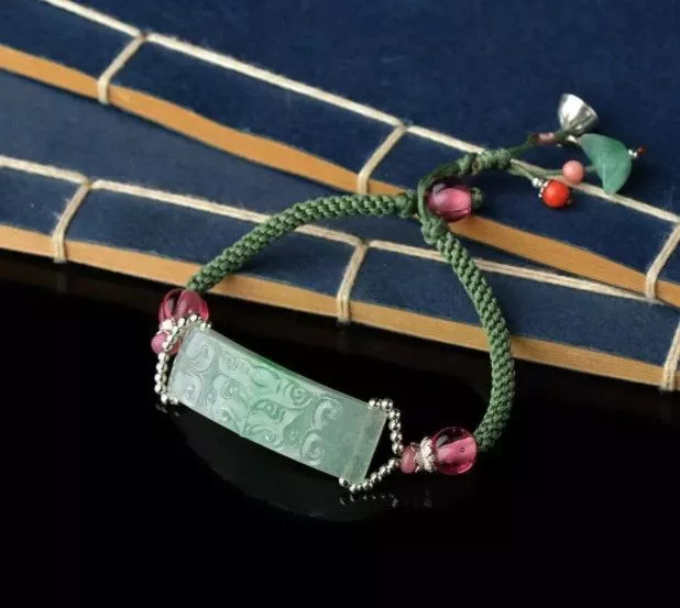 「翡翠」戴起来最舒服的腕饰是它！不是手镯，更不是手串，猜到了吗？