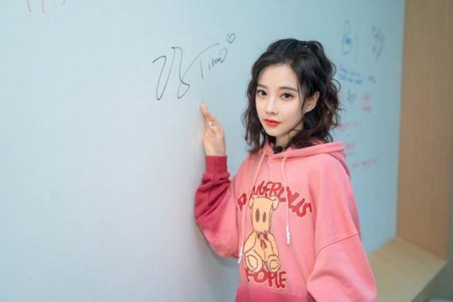 冯提莫|冯提莫新歌上线粉丝激动，拼命女王又上线，网友直呼颜值实力担当