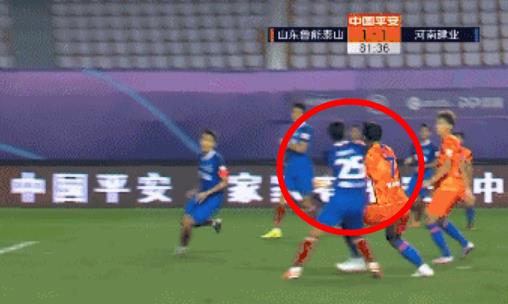 河南建业|太业余!建业后卫抬肘挥拳放倒对手,鲁能点球无争议,惨遭绝杀