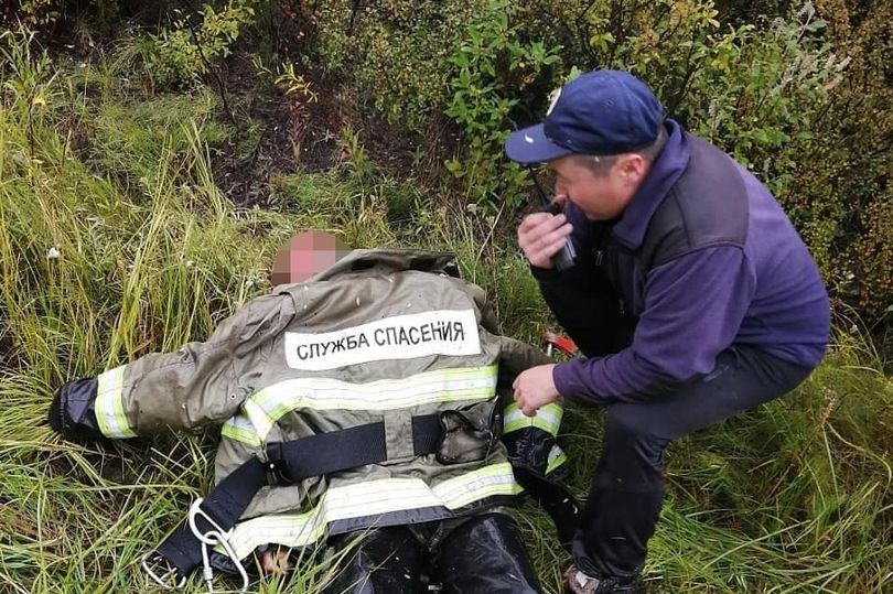 |一名60多岁退休人员在钓鱼时被棕熊偷袭后，用拳头击退愤怒的棕熊