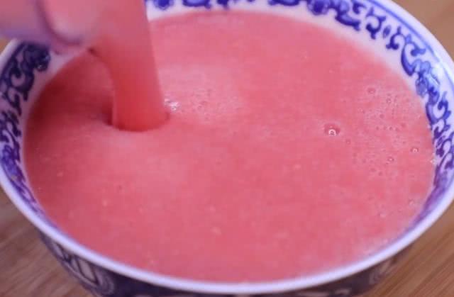 西红柿：夏天要多吃西红柿，不腌不炒不凉拌，一次三斤不够吃，给肉都不换