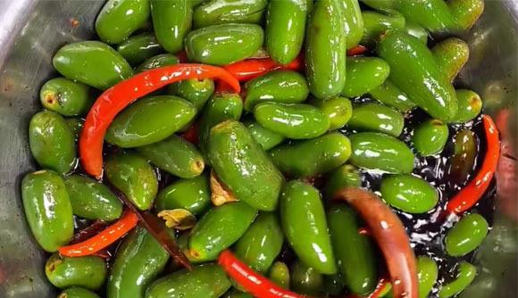 辣椒|秋季，遇到它别手软，买几斤不切不晒，放罐中一腌，能吃一年不坏