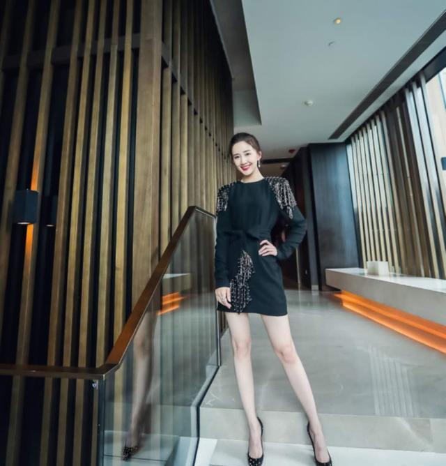 『礼服』“殷素素”陈欣予气质出众,泡泡袖礼服高贵大气,高扎马尾洋气