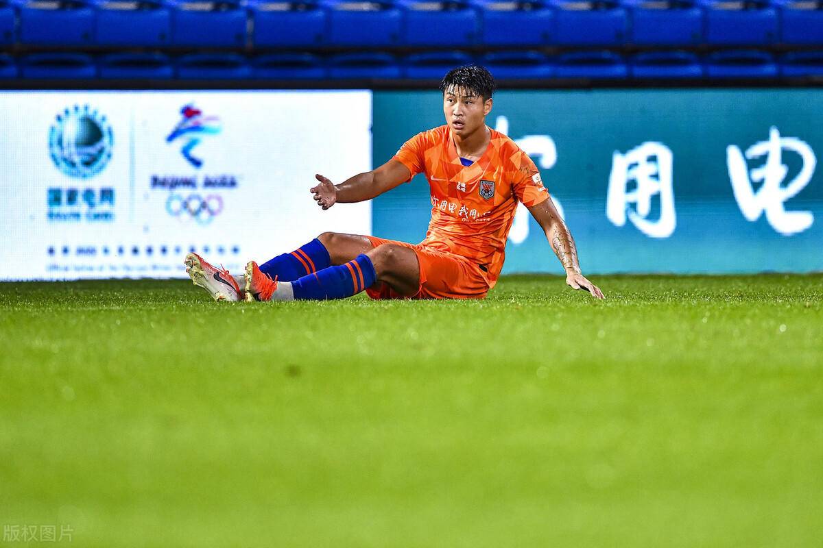 郭田雨|郭田雨黄牌动作后被换下，李霄鹏不忘安慰，赛后二人单独再交流！