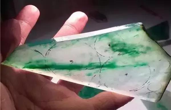 [飘花翡翠]高冰飘花翡翠被大叔“大胆”全做了平安扣，围观者偷笑奇蠢如猪，