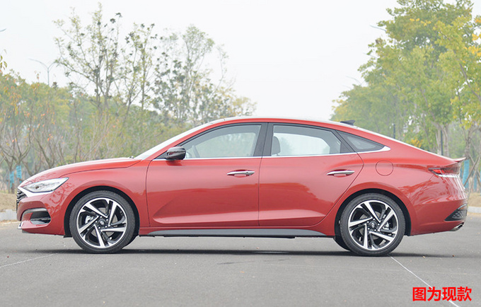「菲斯塔」10多万预算，90后选这款轿车准没错！比思域运动，加完套件更帅了