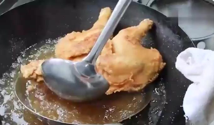 「炸鸡」教你做炸鸡的窍门，这样做出来的炸鸡新嫩不老，外酥里嫩