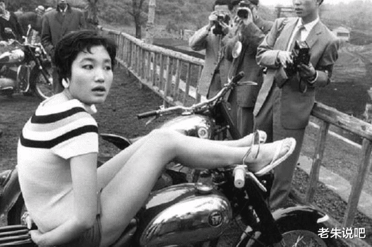 |珍贵历史老照片:图1百姓抽大烟瘦骨嶙峋,图4窑姐儿门口等生意!