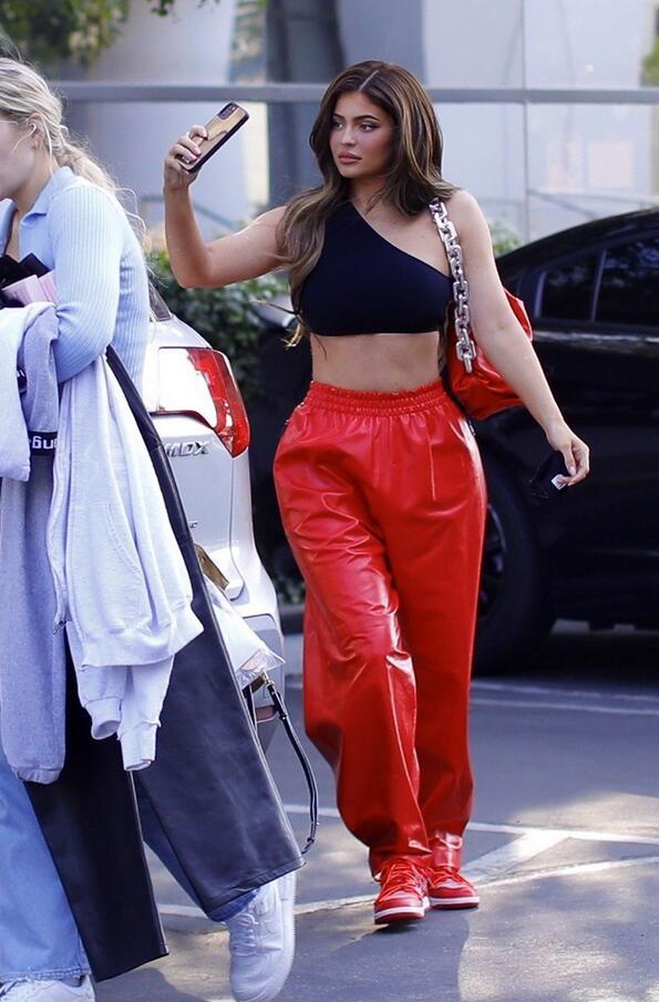女星凱莉·詹娜現身洛杉磯街頭，她看起來魅力四射-圖3