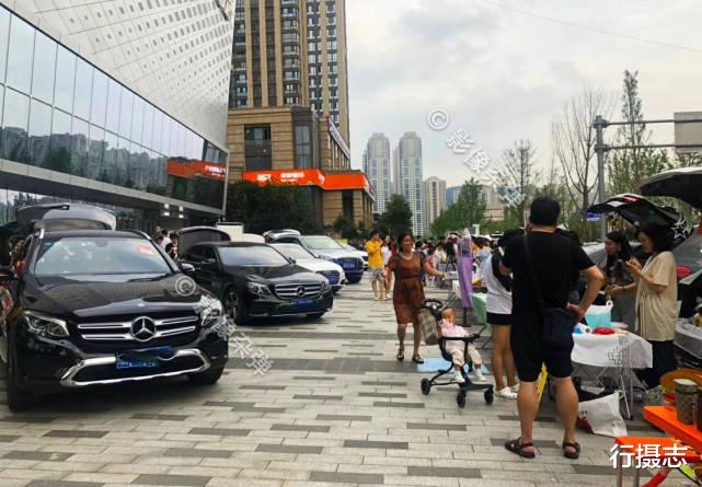「周庭」长沙梅溪湖夜市摆地摊，现场清一色“豪车”，生意火爆人挤人