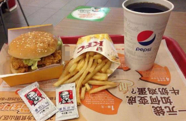 餐厅:吃肯德基时餐具上总垫一张纸,餐厅服务员:很多人“不懂装懂”