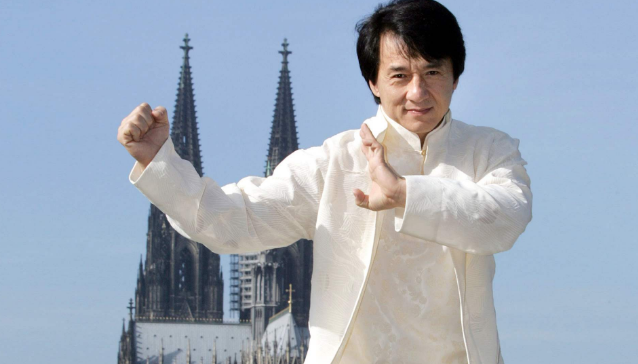 『成龙』四大功夫王现状：一个生病，一个坐轮椅，一个去世，只有他活得很潇洒