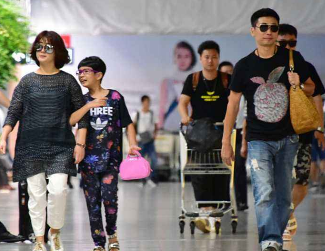 |曾因一首歌大红大紫,今48岁过于凄凉?打扮邋遢险些认不出