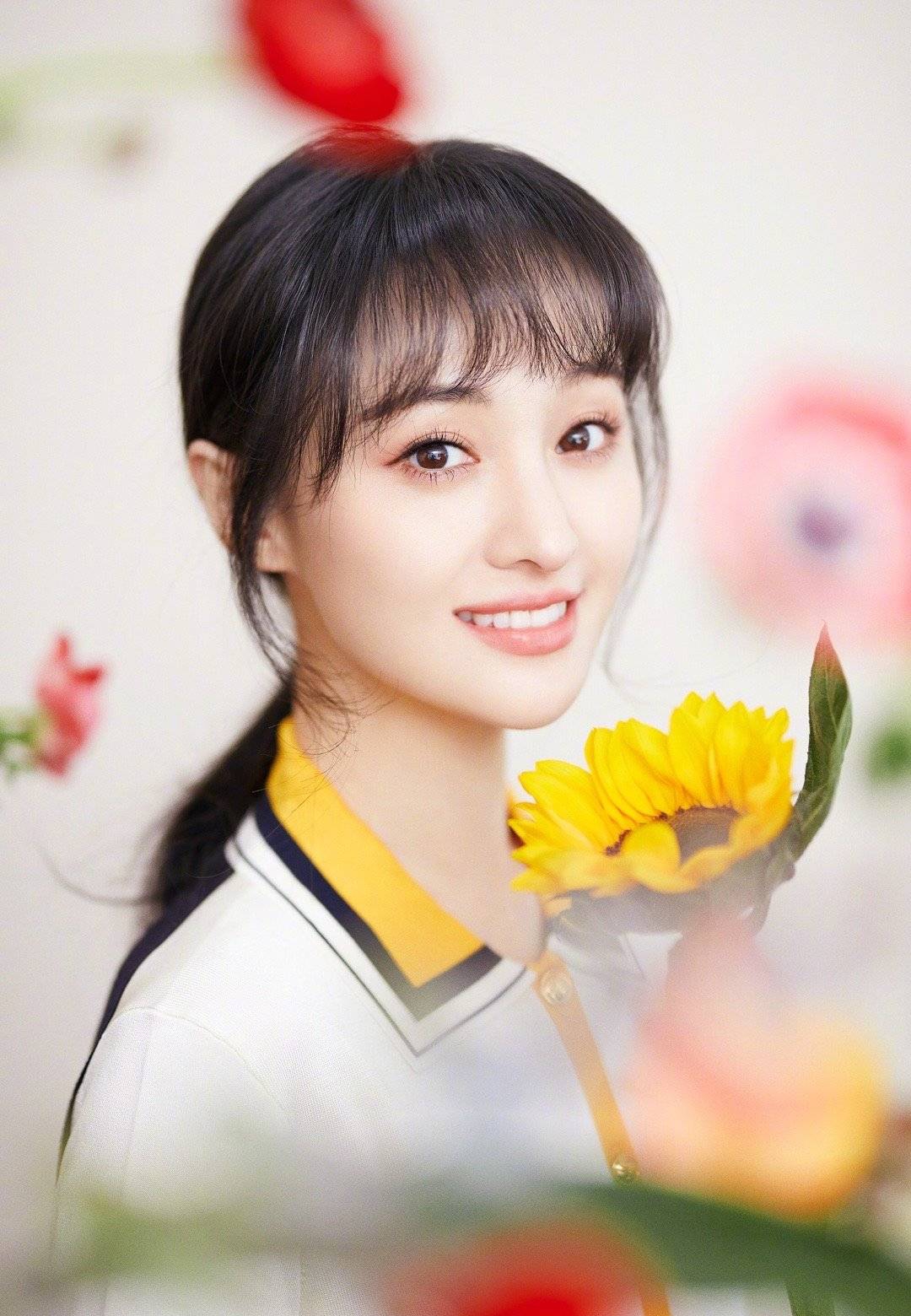 能事业爱情两顺利的人很少,郑爽在事业上很不错,但就是爱情的道路稍微