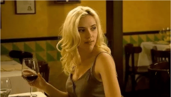 斯嘉丽|黑寡妇有多性感?一件小背心轻飘飘地粘在身上,堪称“行走的荷尔蒙”