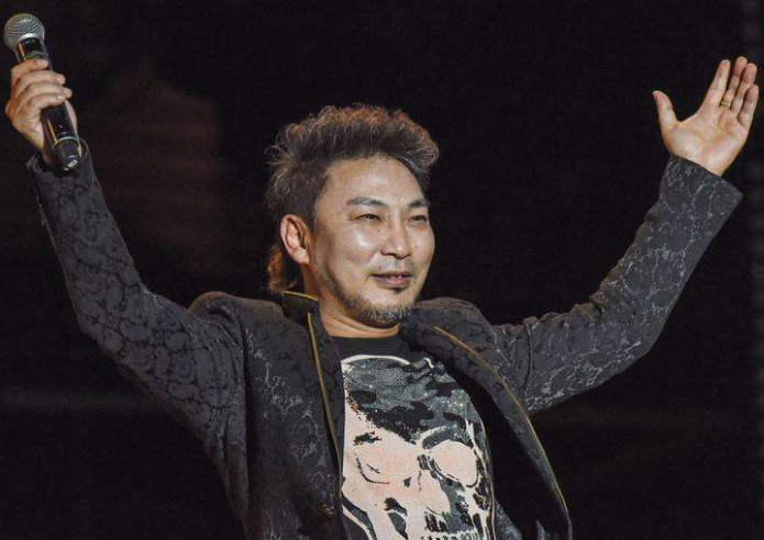 春晚|陈少华春晚一唱成名，因太狂被砍掉下巴缝130针，今卖马桶维生