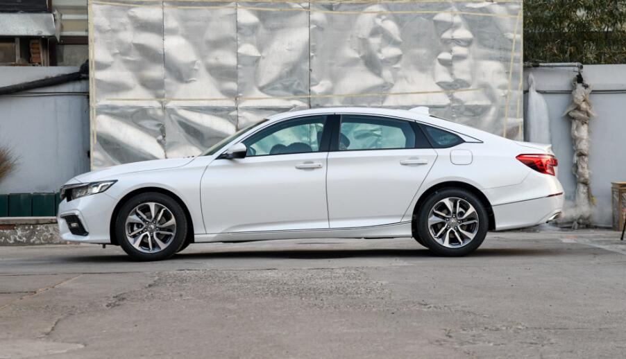 马力|194马力！标配双重隔音+可变悬架，油耗4.2L，这合资车才卖15W多