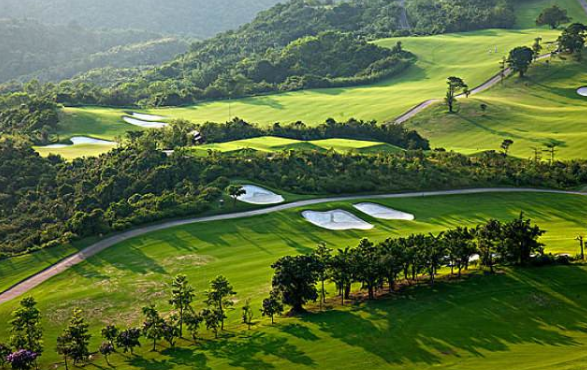 「」一杆50万!某高尔夫球友不听劝阻强制打球,直接打穿直升机挡风玻璃