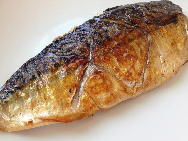 鱼皮@煎鱼时，只放油是不对的，多加这样“东西”，鱼皮完整还不粘锅