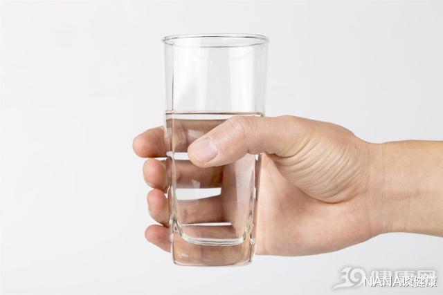水中毒▲多喝水竟然会影响人的寿命？专家提醒：喝水要注意这5点