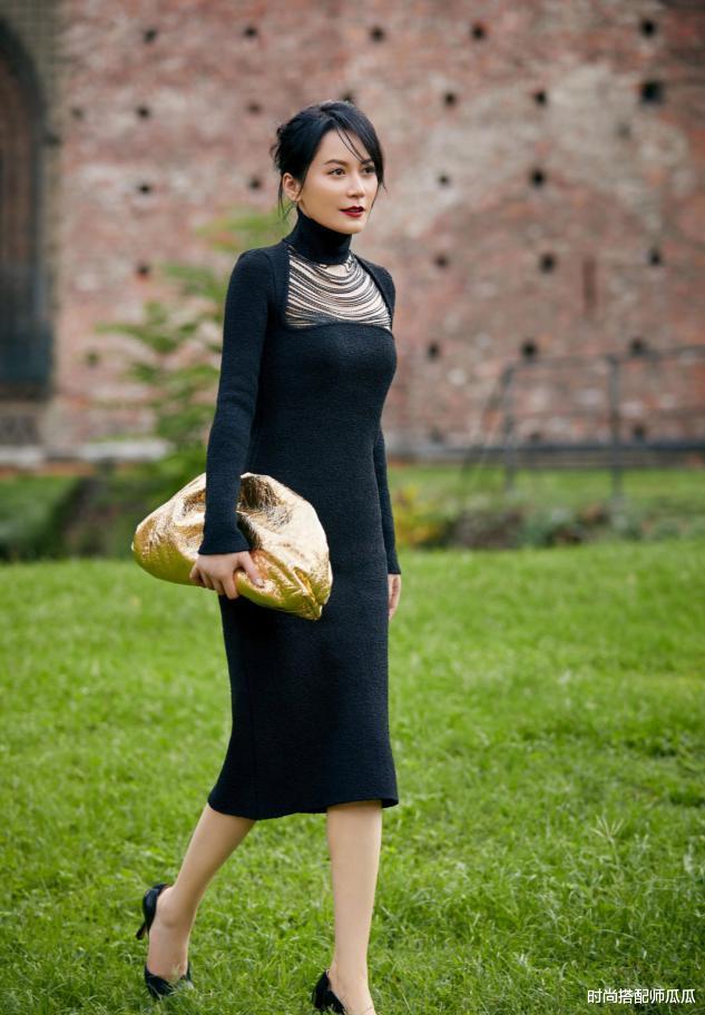 十二星座|女人过了五四十岁,少穿T恤配短裤吧!学学俞飞鸿这样穿,真优雅