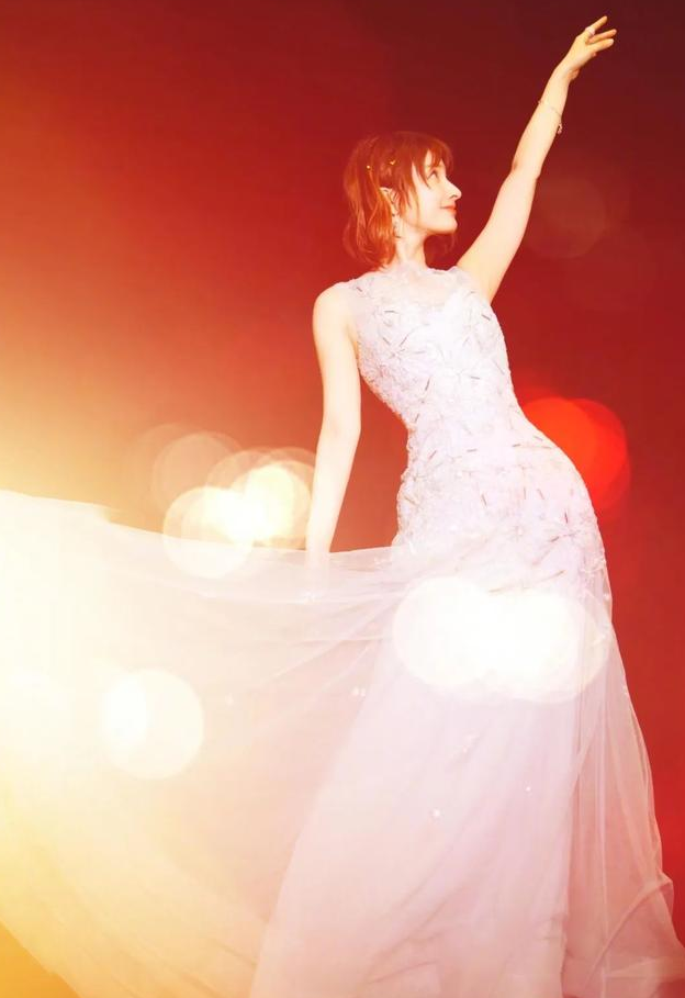 吴昕■吴昕现身民政局领证?与郑凯修成正果步入婚姻?不日完婚?