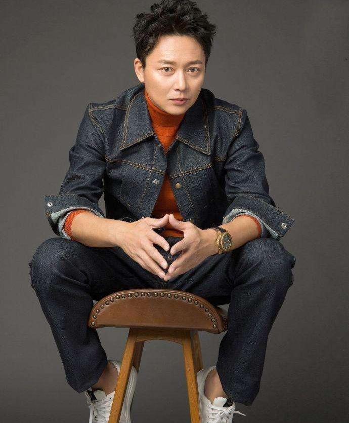 刘奕君:刘奕君:两段婚姻失败后独自抚养两个孩子,这样的男人能不火吗?