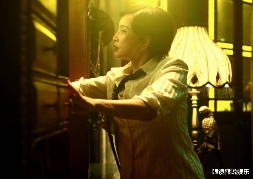 刘晓庆|刘晓庆拍戏摔破相，大方晒出“天然脸”，难怪65岁还能演少女