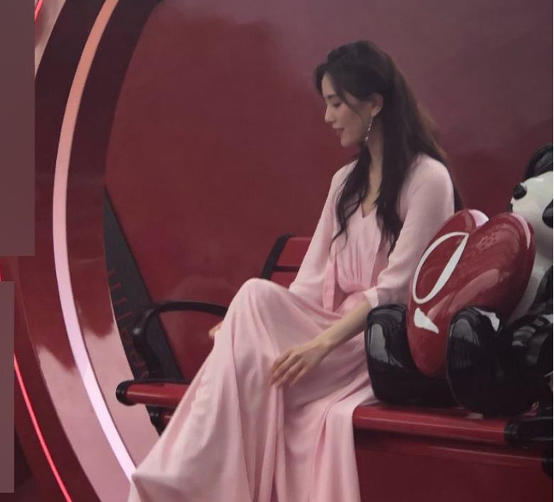 刘诗诗|刘诗诗真人长啥样？离开了精修PS，跟路人同框对比好真实