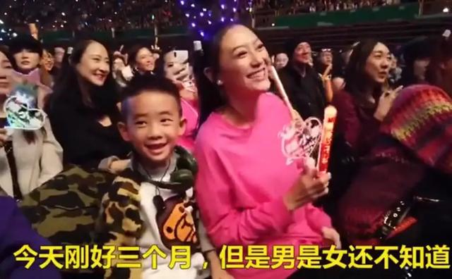 『jasper』应采儿怀孕8月状态超好，Jasper戴近视眼镜斯文帅气