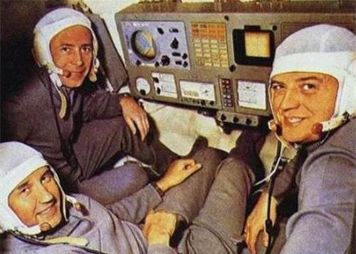 太空@3位宇航员永远沉睡在太空，而他已飞过了冥王星，即将飘出太阳系