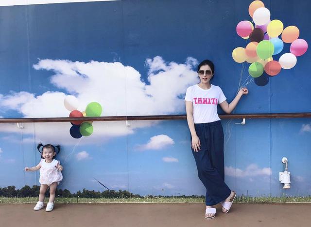 『陈怡蓉』陈怡蓉罕晒爱女正面照，母亲节收花超欣慰，唯一愿望盼其不长残