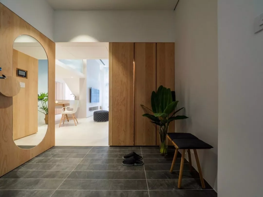 ##50平的小户型复式楼，把楼梯改成娱乐区，还有个大庭院