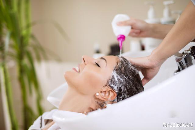 [头皮屑]头发隔多久洗一次最好，很多人一直都做错了，难怪头发越掉越多