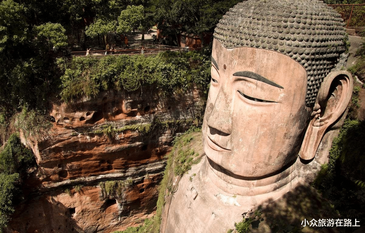 乐山大佛|英国帅哥去四川旅游，与乐山大佛合影自拍，拍完直呼：这不是我吗